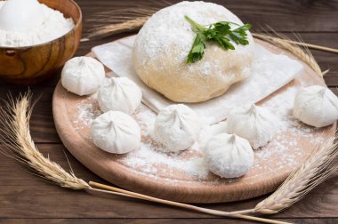 Ham Hıngel mutfakta. Hinkaley hazırlama süreci. Portre. Üstten Görünüm