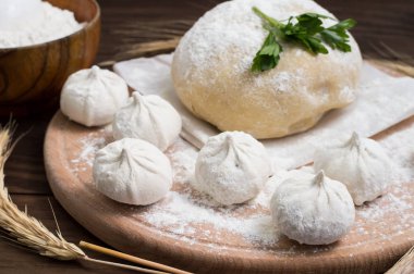 Ham Hıngel mutfakta. Hinkaley hazırlama süreci. Portre. Üstten Görünüm