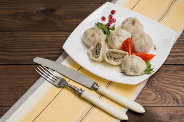 Hıngel pişmiş, sulu ve lezzetli. Gürcü mutfağı. Ahşap rustik arka plan. Üstten Görünüm