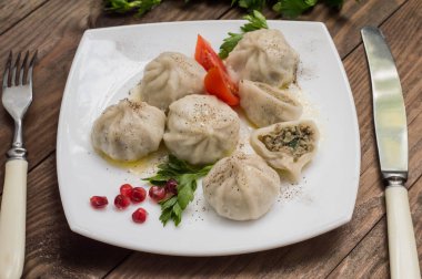 Hıngel pişmiş, sulu ve lezzetli. Gürcü mutfağı. Ahşap rustik arka plan. Üstten Görünüm