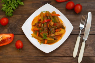 Patates, havuç, turşu, domates ve biber ile güveç. Azu beyaz bir kare plaka üzerinde Tartarian tarafından. Ahşap rustik arka plan. Üstten Görünüm. Yakın çekim