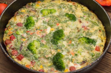 İspanyol tortilla tavası. Ahşap rustik masa. Üstten Görünüm