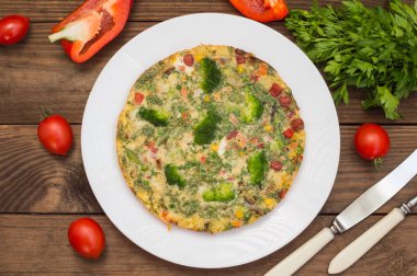 İspanyol tortilla beyaz tabakta. Restoran kaynağı. Ahşap rustik masa. Üstten Görünüm