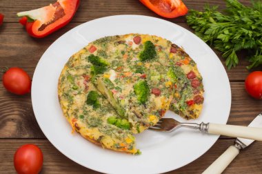 İspanyol tortilla beyaz tabakta. Restoran kaynağı. Ahşap rustik masa. Üstten Görünüm