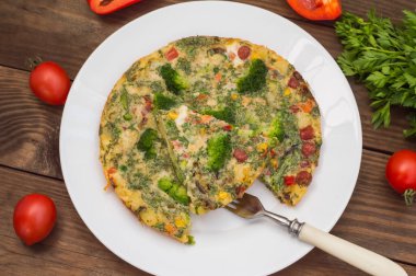 İspanyol tortilla beyaz tabakta. Restoran kaynağı. Ahşap rustik masa. Üstten Görünüm