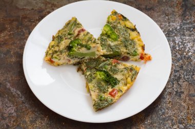 İspanyol tortilla beyaz tabakta. Restoran kaynağı. Eski tablo. Üstten Görünüm. Yakın çekim