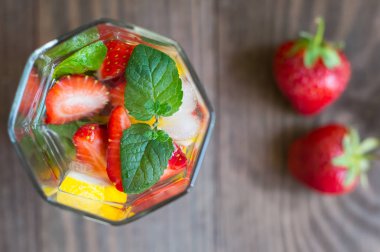 Çilek, nane ve buz üzerinde ahşap bir masa ile taze limonata. Üstten Görünüm. Yakın çekim