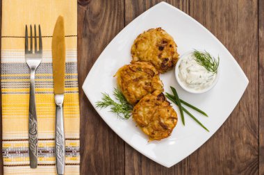 Kahvaltı için patates gözlemesi. Ahşap rustik arka plan. Üstten Görünüm