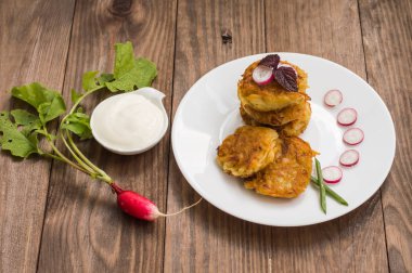 Kahvaltı için patates gözlemesi. Ahşap rustik arka plan