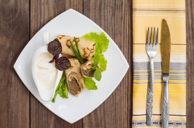 Ahşap masa üzerinde bir karaciğer ile krep. Restoran kaynağı. Üstten Görünüm. Yakın çekim