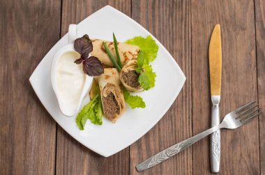 Ahşap masa üzerinde bir karaciğer ile krep. Restoran kaynağı. Üstten Görünüm. Yakın çekim