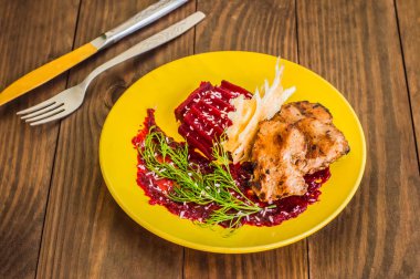 Berry sos, peynir ve patates kızartması Buriak dilimleri ile biftek. Ahşap arka plan. Üstten Görünüm