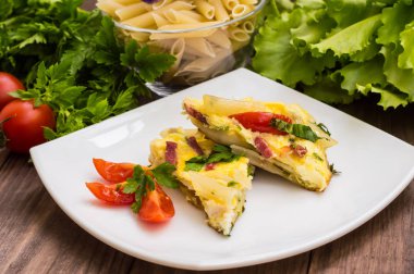 Ahşap bir masa üzerinde Frittata İtalyanca. Üstten Görünüm. Yakın çekim