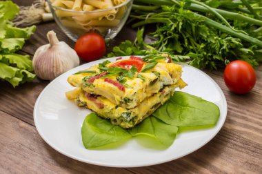 Ahşap bir masa üzerinde Frittata İtalyanca. Üstten Görünüm. Yakın çekim