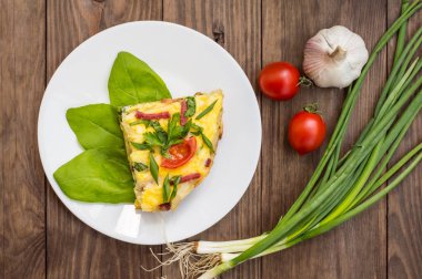 Ahşap bir masa üzerinde Frittata İtalyanca. Üstten Görünüm. Yakın çekim