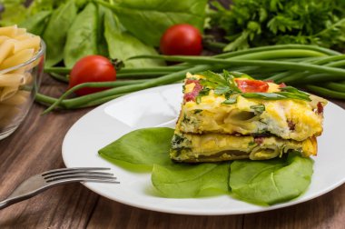 Ahşap bir masa üzerinde Frittata İtalyanca. Üstten Görünüm. Yakın çekim