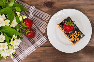 Ahşap bir masa üzerinde taze kremalı pasta dilimi. Üstten Görünüm. Yakın çekim