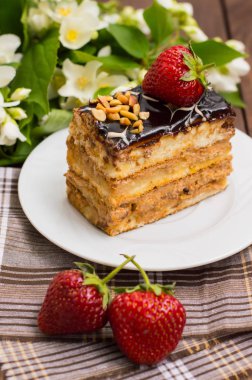Ahşap bir masa üzerinde taze kremalı pasta dilimi. Üstten Görünüm. Yakın çekim