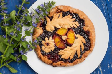 Frenk üzümü reçeli ve turuncu ahşap arka plan üzerinde dilim pasta. Homemade pişirme. Üstten Görünüm. Yakın çekim