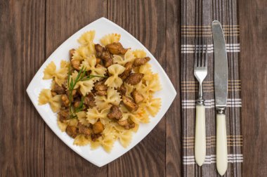 Farfalle tavuk ve ballı ahşap bir masa üzerinde. Üstten Görünüm. Yakın çekim