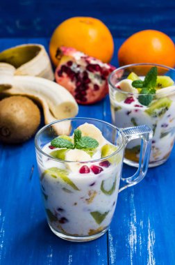 Kahvaltı için bir bardak meyveli yoğurt. Eski arka plan. Üstten Görünüm. Yakın çekim