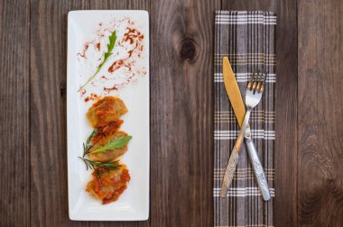 Buğday ile lahana dolması. Eski arka plan. Üstten Görünüm. Yakın çekim