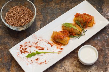 Buğday ile lahana dolması. Eski arka plan. Üstten Görünüm. Yakın çekim