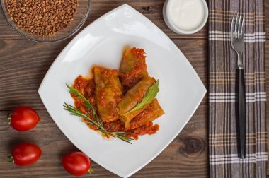 Buğday ile lahana dolması. Eski arka plan. Üstten Görünüm. Yakın çekim