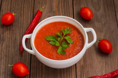 Sebze ile gaspaço. Ahşap rustik arka plan. Üstten Görünüm