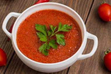 Sebze ile gaspaço. Ahşap rustik arka plan. Üstten Görünüm