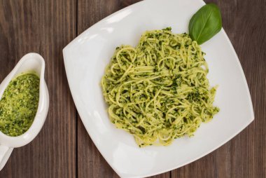 Pesto Brezilya ile makarna. Ahşap masa. Üstten Görünüm