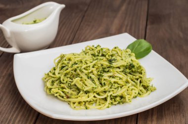 Pesto Brezilya ile makarna. Ahşap masa. Üstten Görünüm