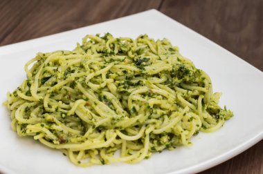 Pesto Brezilya ile makarna. Ahşap masa. Üstten Görünüm