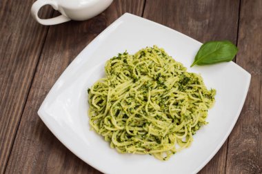 Pesto Brezilya ile makarna. Ahşap masa. Üstten Görünüm