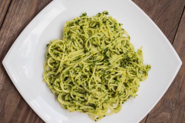 Pesto Brezilya ile makarna. Ahşap masa. Üstten Görünüm