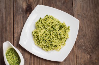 Pesto Brezilya ile makarna. Ahşap masa. Üstten Görünüm