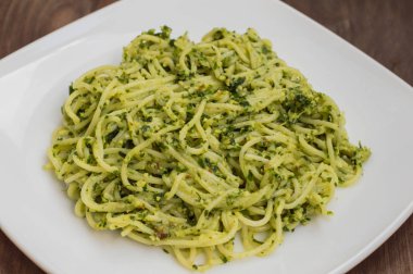 Pesto Brezilya ile makarna. Ahşap masa. Üstten Görünüm