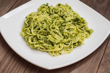 Pesto Brezilya ile makarna. Ahşap masa. Üstten Görünüm