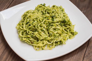 Pesto Brezilya ile makarna. Ahşap masa. Üstten Görünüm