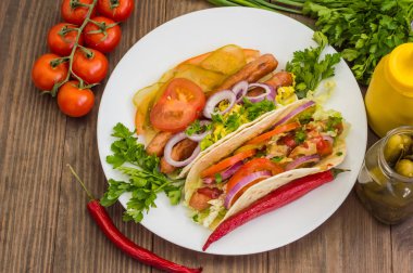 Sebze ve ahşap rustik arka planda, üstten görünüm ızgara sosis oluşan bir piknik için malzemeler. Yakın çekim