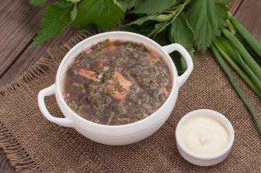 Borsch ahşap masa üzerinde bir ısırgan üzerinden. Üstten Görünüm