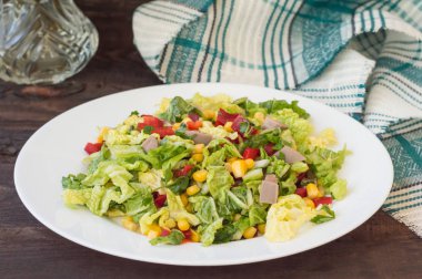 Gelen sığır dili, Çince lahana, biber, Mısır, maydanoz ve fesleğen salata. Ahşap arka plan. Üstten Görünüm