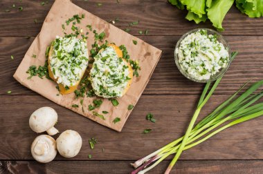 Otlar peynirli sandviç. Ahşap arka plan. Üstten Görünüm