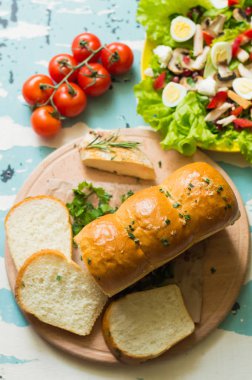 Sarımsaklı ekmek salata ve domates ahşap arka plan üzerinde. Üstten Görünüm. Yakın çekim