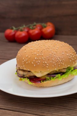 Burger ev yapımı ahşap arka plan üzerine kapatın. Üstten Görünüm. -
