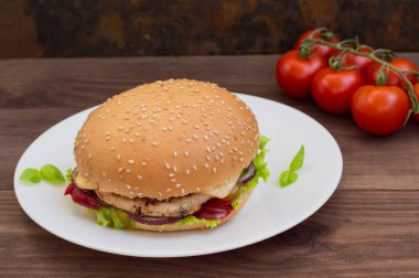 Burger ev yapımı ahşap arka plan üzerine kapatın. Üstten Görünüm. -