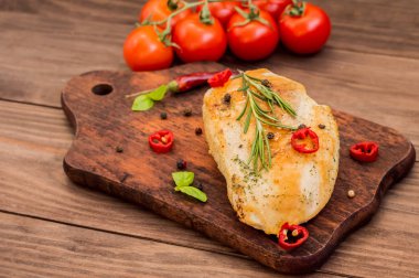 Tavuk fileto, ızgarada kızartılmış ve baharat otlar ile ahşap bir kurulu koydu. tablo. Üstten Görünüm