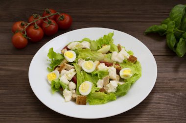 Ahşap arka plan üzerinde ızgara tavuk, marul ve mozzarella peynirli salata. Üstten Görünüm. Yakın çekim
