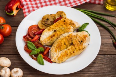 Tavuk fileto sebzelerle ızgara. Ahşap arka plan. Üstten Görünüm