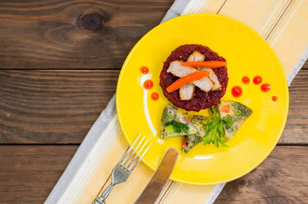 Lekker en vers diner met gestoofde bieten, gebraden vlees, wortelen Spaanse omelet. Houten tafel. Bovenaanzicht — Stockfoto